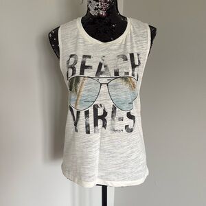 Beach vibes Tanks size Small
Never used